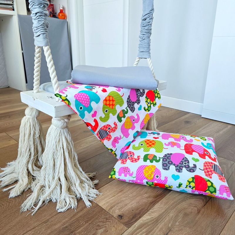 Casa si Gradina - Textile si covoare - Lenjerii de pat - Lenjerii copii - Set 3 piese patut ranforce, cearceaf pat 120×150 cm, husa elastic 60×120+15 cm si fata perna 40×40 cm, decor elefantei - Infinity.ro
