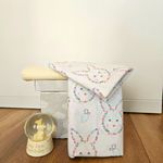 Casa si Gradina - Textile si covoare - Lenjerii de pat - Lenjerii copii - Set 3 piese patut ranforce, cearceaf pat 120×150 cm, husa elastic 60×120+15 cm si fata perna 40×40 cm, decor iepurasi - Infinity.ro