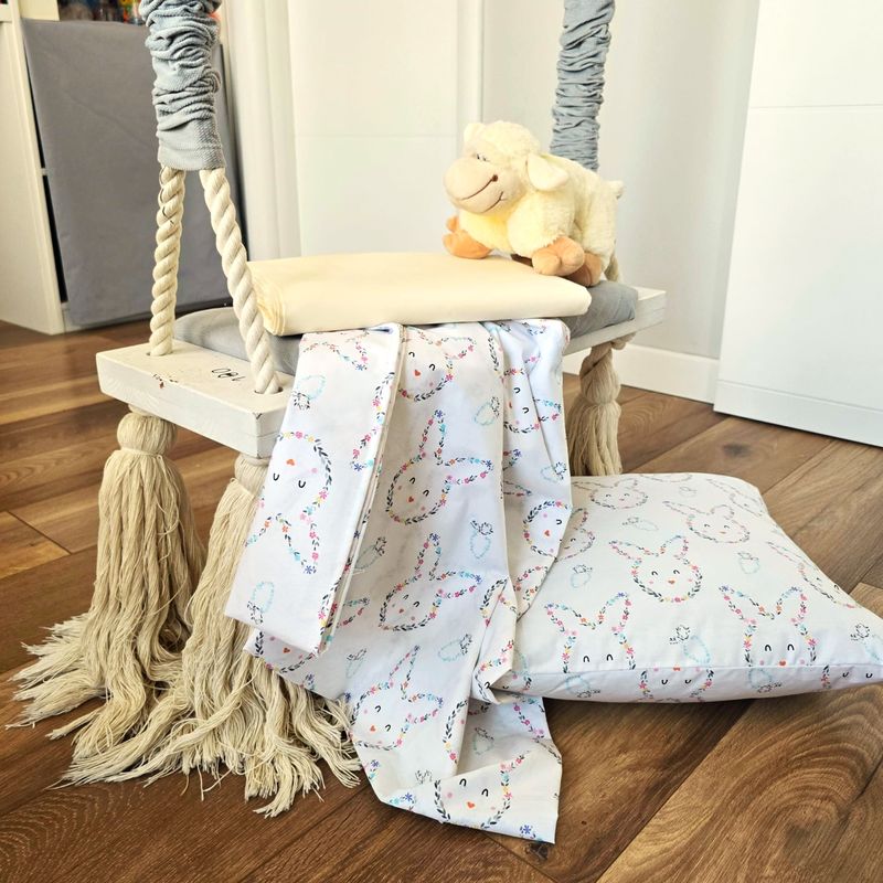 Casa si Gradina - Textile si covoare - Lenjerii de pat - Lenjerii copii - Set 3 piese patut ranforce, cearceaf pat 120×150 cm, husa elastic 60×120+15 cm si fata perna 40×40 cm, decor iepurasi - Infinity.ro