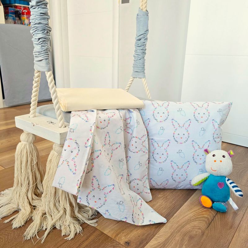 Casa si Gradina - Textile si covoare - Lenjerii de pat - Lenjerii copii - Set 3 piese patut ranforce, cearceaf pat 120×150 cm, husa elastic 60×120+15 cm si fata perna 40×40 cm, decor iepurasi - Infinity.ro