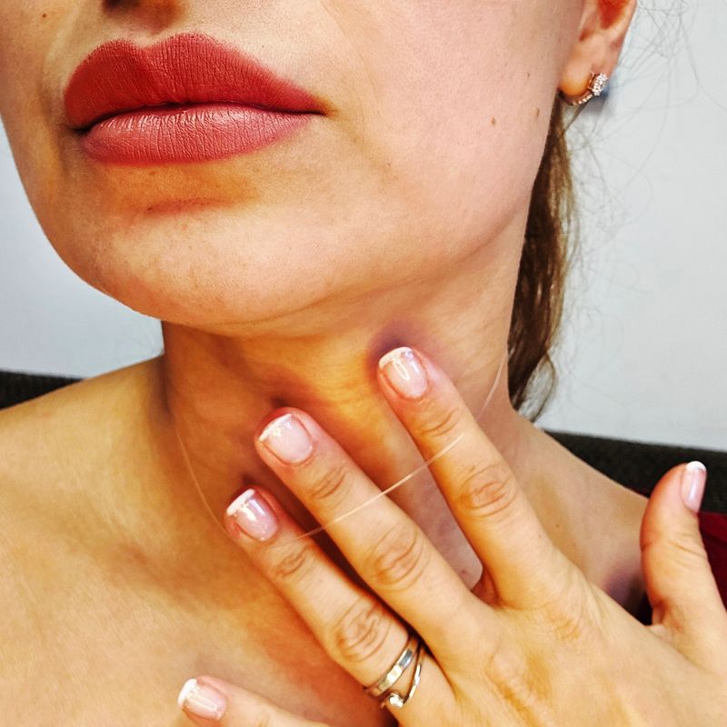 Fashion, accesorii si bijuterii - Femei - Bijuterii femei - Coliere femei - Colier cu fir transparent de silicon, simplu fara pandantiv, cu acesorii argintii si lantisor de inox pentru reglaj - Infinity.ro