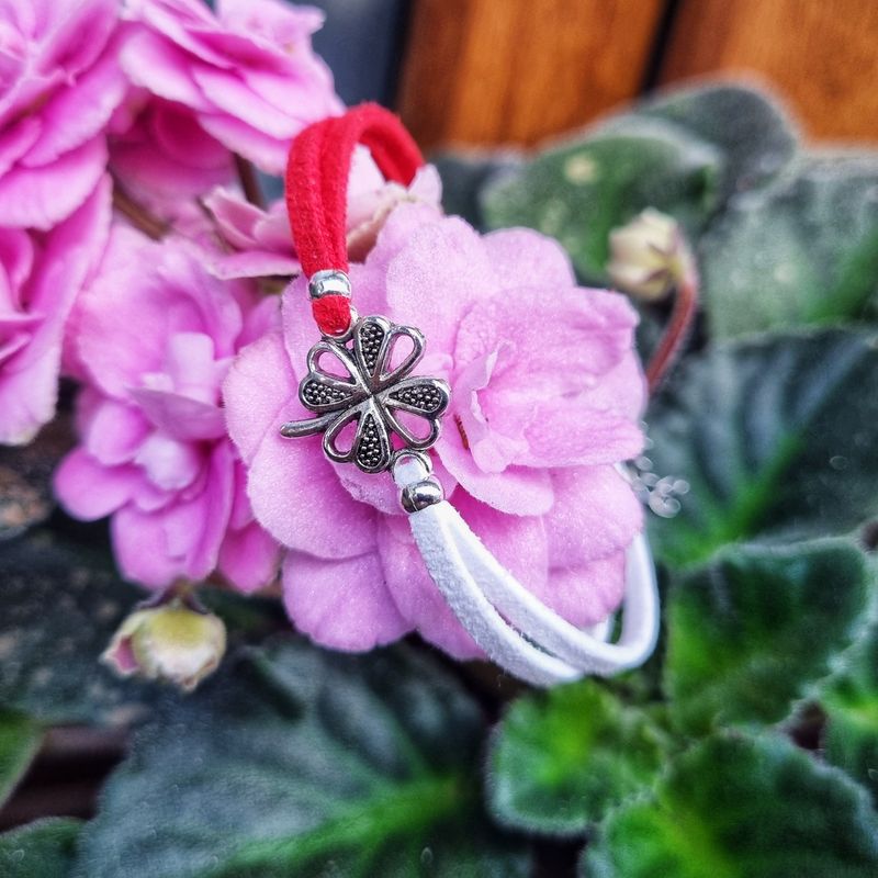 Market - Cadouri - Martisoare - Martisor Bratara Trifoi cu patru foi stilizat, din piele intoarsa eco lucrata manual by Wild Bracelets - Infinity.ro