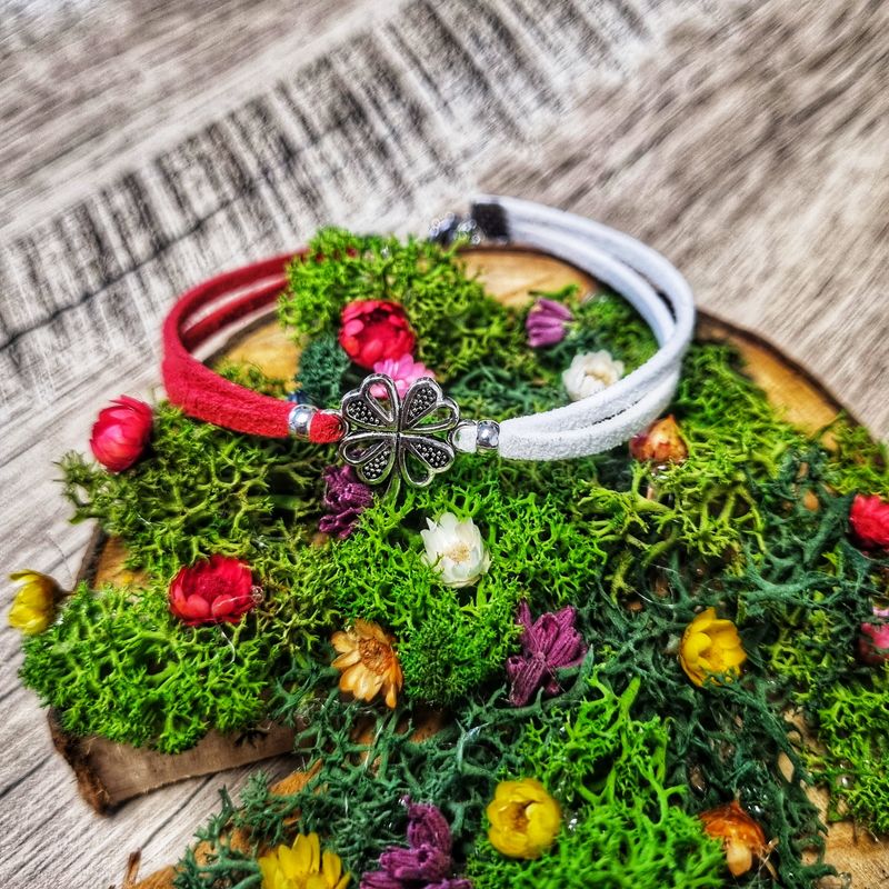 Market - Cadouri - Martisoare - Martisor Bratara Trifoi cu patru foi stilizat, din piele intoarsa eco lucrata manual by Wild Bracelets - Infinity.ro
