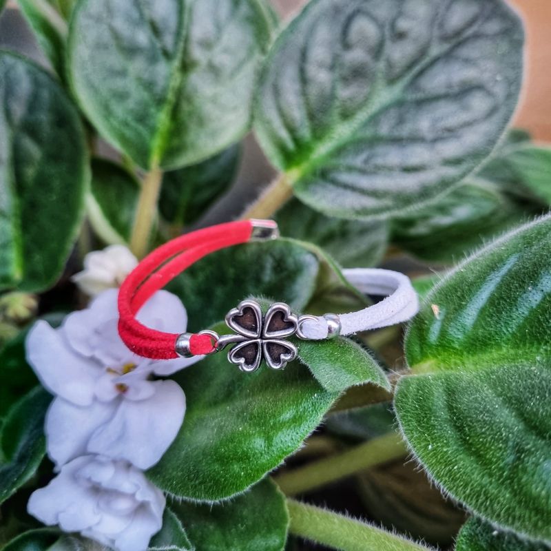 Market - Cadouri - Martisoare - Martisor Bratara Trifoi cu patru foi, din piele intoarsa eco lucrata manual by Wild Bracelets - Infinity.ro