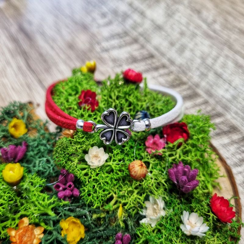 Market - Cadouri - Martisoare - Martisor Bratara Trifoi cu patru foi, din piele intoarsa eco lucrata manual by Wild Bracelets - Infinity.ro