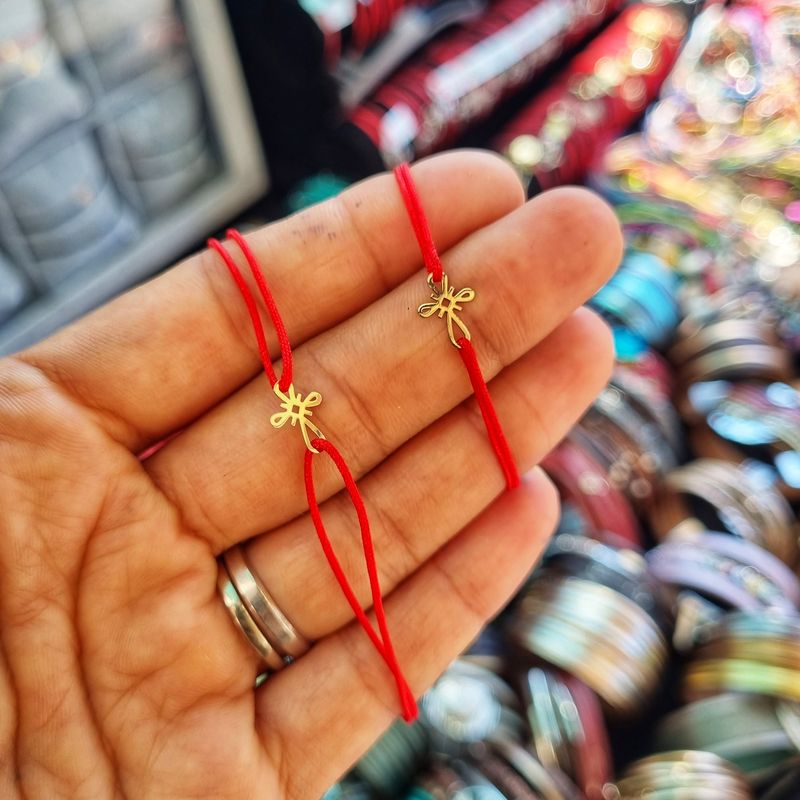 Fashion, accesorii si bijuterii - Copii - Accesorii copii - Bijuterii si ceasuri copii - Bratara bebe din aur 14k cu charm cruciulita, reglabila din snur rosu de matase lucrate 100% manual - Infinity.ro