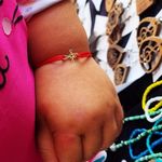 Fashion, accesorii si bijuterii - Copii - Accesorii copii - Bijuterii si ceasuri copii - Bratara bebe din aur 14k cu charm cruciulita, reglabila din snur rosu de matase lucrate 100% manual - Infinity.ro