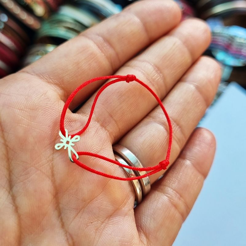 Fashion, accesorii si bijuterii - Copii - Accesorii copii - Bijuterii si ceasuri copii - Bratara bebe din aur 14k cu charm cruciulita, reglabila din snur rosu de matase lucrate 100% manual - Infinity.ro