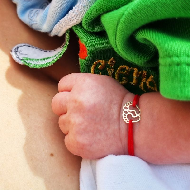 Fashion, accesorii si bijuterii - Copii - Accesorii copii - Bijuterii si ceasuri copii - Bratara bebe din aur 14k cu charm talpite, reglabile din snur rosu de matase lucrate 100% manual - Infinity.ro