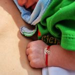 Fashion, accesorii si bijuterii - Copii - Accesorii copii - Bijuterii si ceasuri copii - Bratara bebe din aur 14k cu charm talpite, reglabile din snur rosu de matase lucrate 100% manual - Infinity.ro