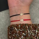 Fashion, accesorii si bijuterii - Femei - Bijuterii femei - Bratari femei - Bratara Aur 14k cu charm cruciulita, reglabila si snur de matase rosu, de adult unisex Wild Bracelets - Infinity.ro