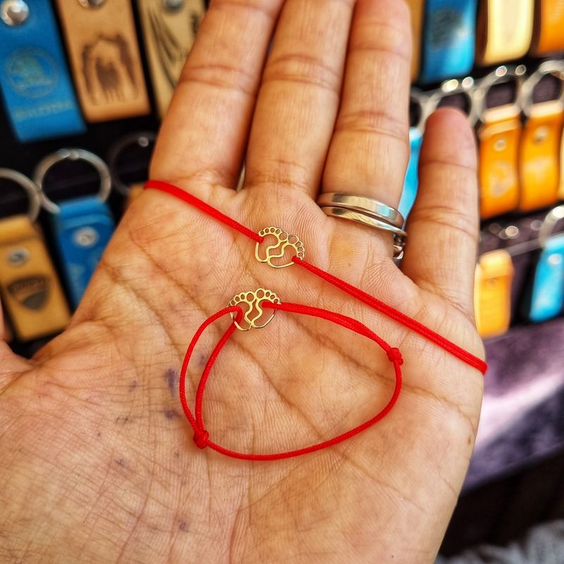 Fashion, accesorii si bijuterii - Femei - Bijuterii femei - Bratari femei - Set 2 Bratari din aur 14k, Mama si bebe cu charm talpite, reglabile din snur rosu de matase lucrate 100% manual - Infinity.ro
