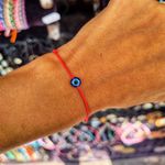 Fashion, accesorii si bijuterii - Femei - Bijuterii femei - Bratari femei - Bratara cu ochi de deochi plat, adult, reglabila din snur rosu de matase - Infinity.ro