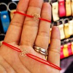 Fashion, accesorii si bijuterii - Femei - Bijuterii femei - Bratari femei - Set 2 Bratari Mama si bebe din aur 14k cu charm talpite, reglabile din snur rosu de matase lucrate 100% manual - Infinity.ro