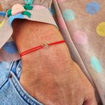 Fashion, accesorii si bijuterii - Femei - Bijuterii femei - Bratari femei - Set 2 Bratari Mama si bebe din aur 14k cu charm talpite, reglabile din snur rosu de matase lucrate 100% manual - Infinity.ro
