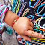 Fashion, accesorii si bijuterii - Femei - Bijuterii femei - Bratari femei - Set 2 Bratari Mama si bebe din aur 14k cu charm cruciulita, reglabile din snur rosu de matase lucrate 100% manual - Infinity.ro