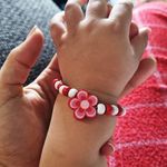 Market - Cadouri - Martisoare - Bratara copii elastica, cu charm floricica rosie si margelute din lemn - Infinity.ro