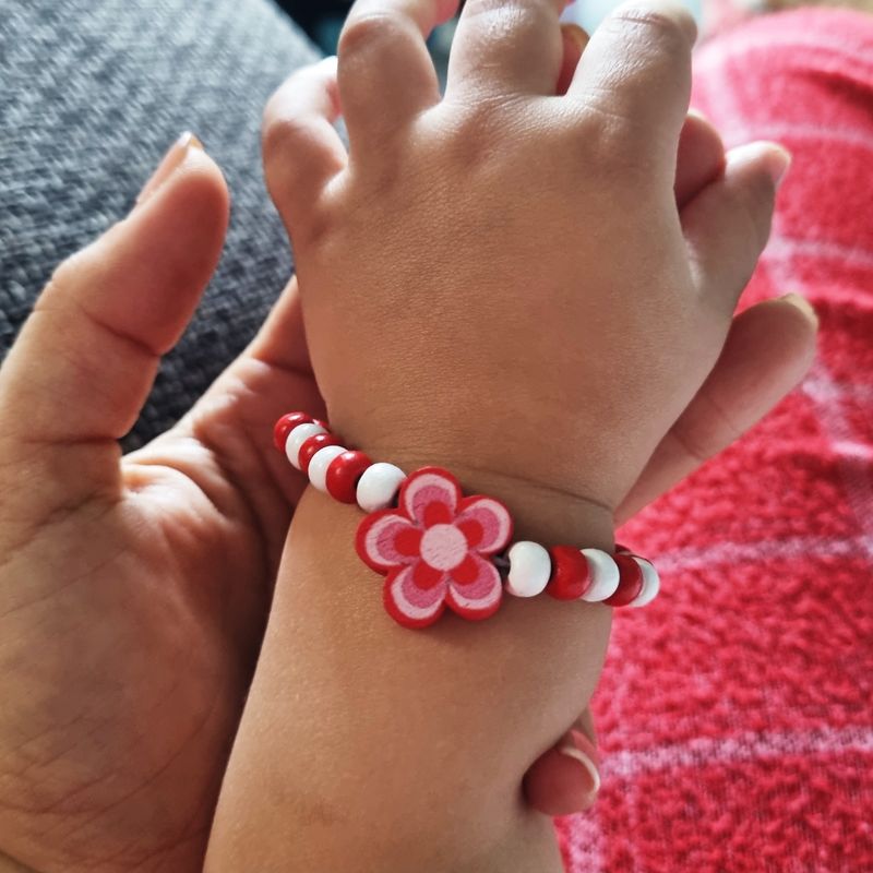 Market - Cadouri - Martisoare - Bratara copii elastica, cu charm floricica rosie si margelute din lemn - Infinity.ro