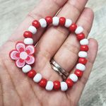 Market - Cadouri - Martisoare - Bratara copii elastica, cu charm floricica rosie si margelute din lemn - Infinity.ro