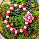 Market - Cadouri - Martisoare - Bratara copii elastica, cu charm floricica rosie si margelute din lemn - Infinity.ro