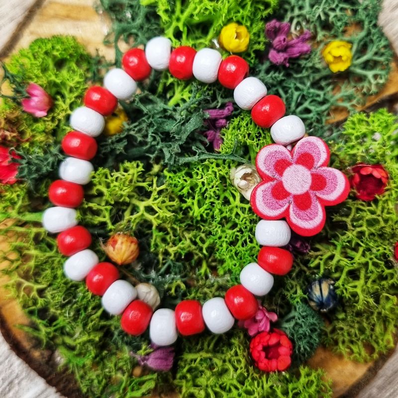 Market - Cadouri - Martisoare - Bratara copii elastica, cu charm floricica rosie si margelute din lemn - Infinity.ro