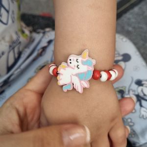 Bratara copii elastica, cu charm unicorn zburator si margelute din lemn, model 1