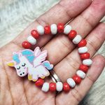 Market - Cadouri - Martisoare - Bratara copii elastica, cu charm unicorn zburator si margelute din lemn, model 1 - Infinity.ro