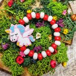 Market - Cadouri - Martisoare - Bratara copii elastica, cu charm unicorn zburator si margelute din lemn, model 1 - Infinity.ro