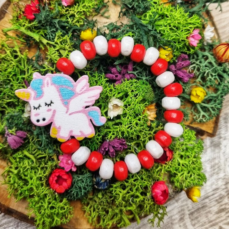 Market - Cadouri - Martisoare - Bratara copii elastica, cu charm unicorn zburator si margelute din lemn, model 1 - Infinity.ro