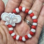 Market - Cadouri - Martisoare - Bratara copii elastica, cu charm fluturas alb cu roz si margelute din lemn, model 9 - Infinity.ro