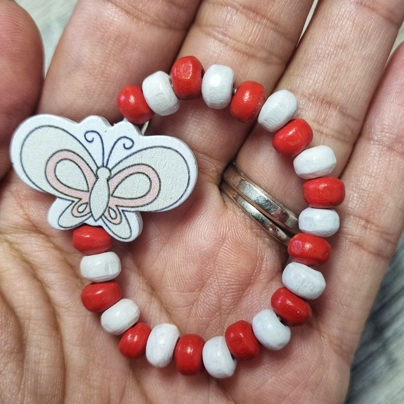 Market - Cadouri - Martisoare - Bratara copii elastica, cu charm fluturas alb cu roz si margelute din lemn, model 9 - Infinity.ro