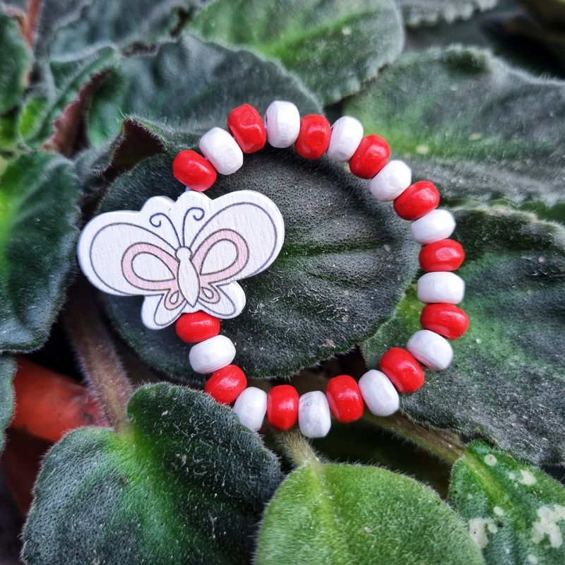 Market - Cadouri - Martisoare - Bratara copii elastica, cu charm fluturas alb cu roz si margelute din lemn, model 9 - Infinity.ro