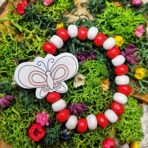 Bratara copii elastica, cu charm fluturas alb cu roz si margelute din lemn, model 9