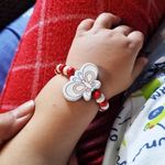 Market - Cadouri - Martisoare - Bratara copii elastica, cu charm fluturas alb cu roz si margelute din lemn, model 9 - Infinity.ro