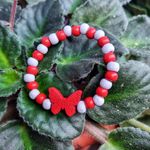 Market - Cadouri - Martisoare - Bratara copii elastica, cu charm fluturas rosu stilizat si margelute din lemn, model 14 - Infinity.ro