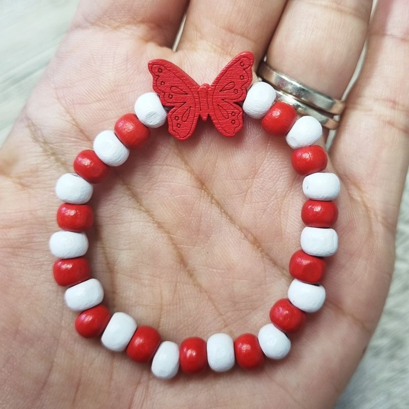 Market - Cadouri - Martisoare - Bratara copii elastica, cu charm fluturas rosu stilizat si margelute din lemn, model 14 - Infinity.ro