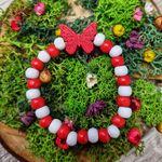 Market - Cadouri - Martisoare - Bratara copii elastica, cu charm fluturas rosu stilizat si margelute din lemn, model 14 - Infinity.ro