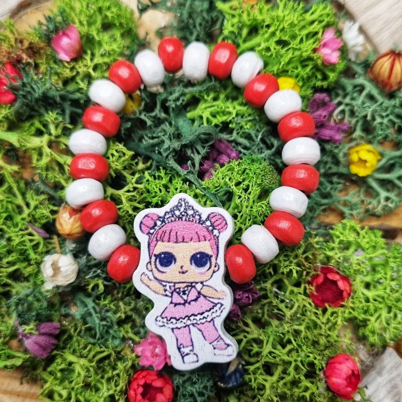 Market - Cadouri - Martisoare - Bratara Martisor pentru copii, elastica cu fetita LOL printesa, cu margelute de lemn - Infinity.ro