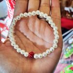 Market - Cadouri - Martisoare - Bratara Martisor elastica, cu margelute din acril sidef si margea shamballa rosie - Infinity.ro