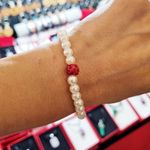 Market - Cadouri - Martisoare - Bratara Martisor elastica, cu margelute din acril sidef si margea shamballa rosie - Infinity.ro