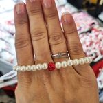 Market - Cadouri - Martisoare - Bratara Martisor elastica, cu margelute din acril sidef si margea shamballa rosie - Infinity.ro