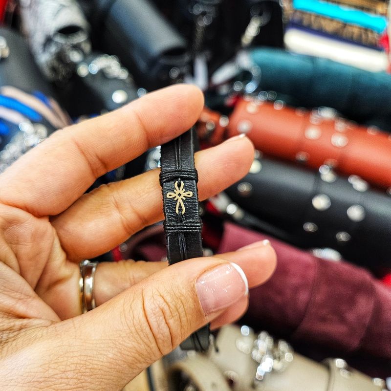 Fashion, accesorii si bijuterii - Barbati - Bijuterii barbati - Bratari barbati - Bratara din piele naturala cu Cruciulita din Aur 14k, reglabila, unisex, realizata manual - Infinity.ro