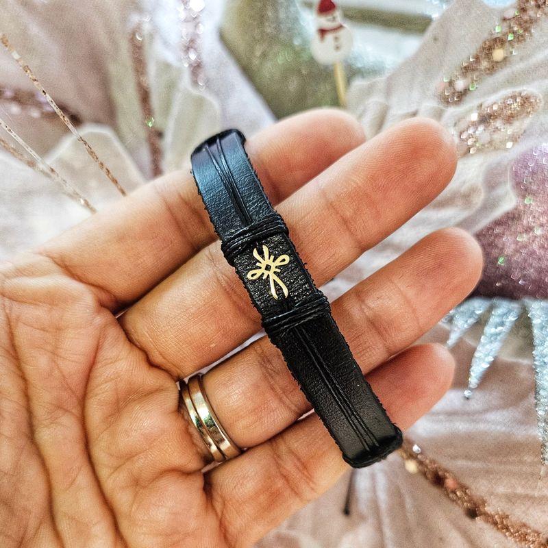 Fashion, accesorii si bijuterii - Barbati - Bijuterii barbati - Bratari barbati - Bratara din piele naturala cu Cruciulita din Aur 14k, reglabila, unisex, realizata manual - Infinity.ro