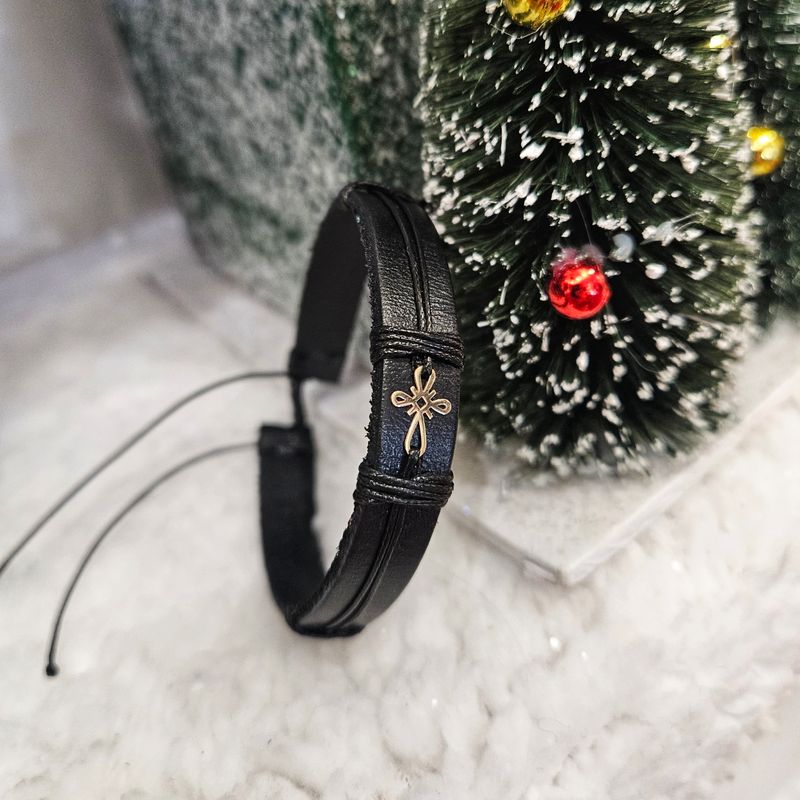 Fashion, accesorii si bijuterii - Barbati - Bijuterii barbati - Bratari barbati - Bratara din piele naturala cu Cruciulita din Aur 14k, reglabila, unisex, realizata manual - Infinity.ro