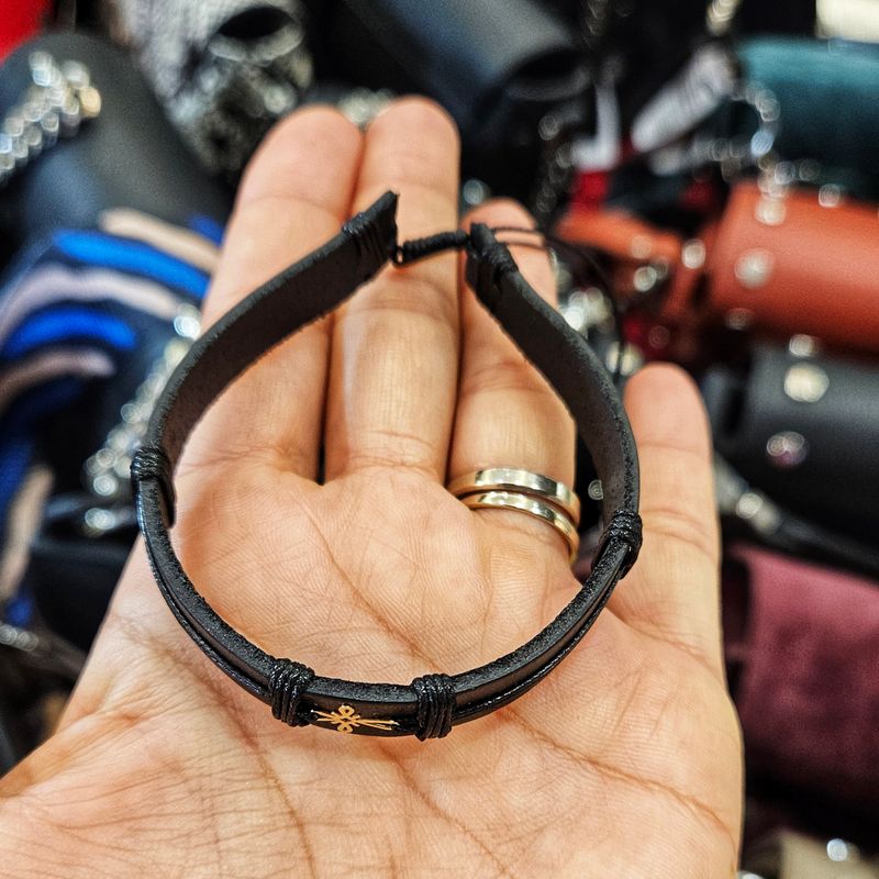 Fashion, accesorii si bijuterii - Barbati - Bijuterii barbati - Bratari barbati - Bratara din piele naturala cu Cruciulita din Aur 14k, reglabila, unisex, realizata manual - Infinity.ro