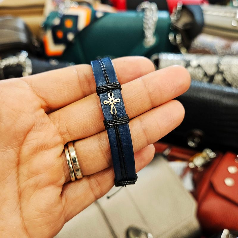 Fashion, accesorii si bijuterii - Barbati - Bijuterii barbati - Bratari barbati - Bratara barbati din piele naturala albastru inchis cu Cruciulita din Aur 14k, reglabila, realizata manual - Infinity.ro