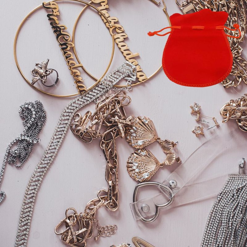 Fashion, accesorii si bijuterii - Femei - Bijuterii femei - Cutii bijuterii - Set 4 saculeti catifea, cu snur, rosu, pentru cadouri si bijuterii, 85x120 mm - Infinity.ro