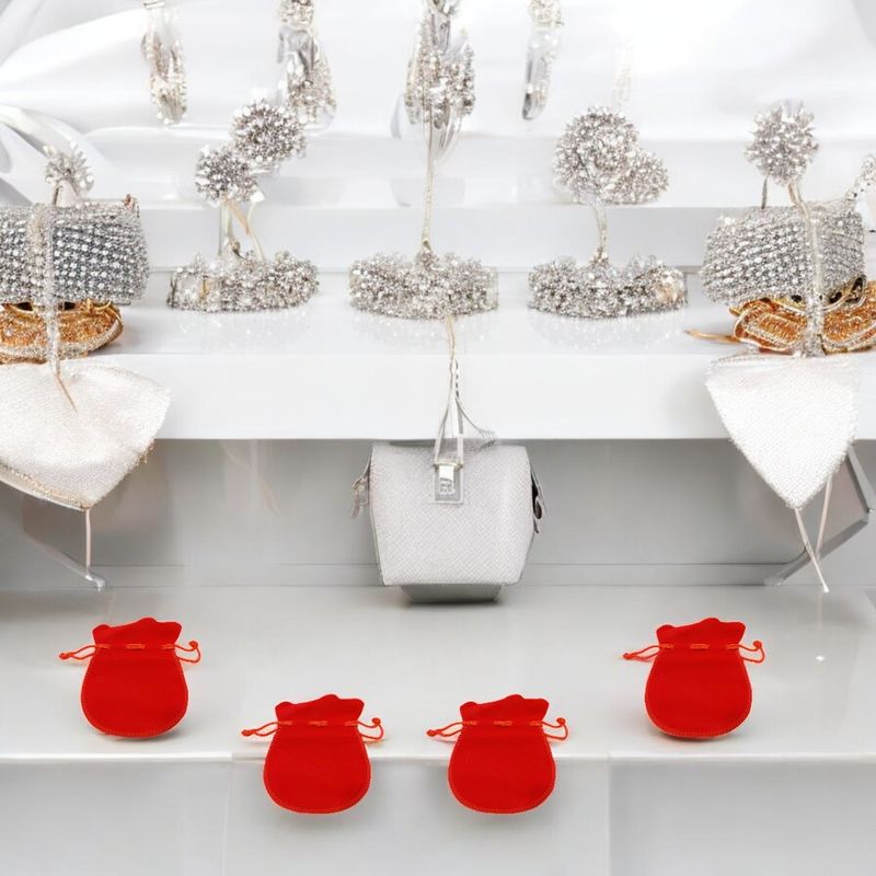Fashion, accesorii si bijuterii - Femei - Bijuterii femei - Cutii bijuterii - Set 4 saculeti catifea, cu snur, rosu, pentru cadouri si bijuterii, 85x120 mm - Infinity.ro
