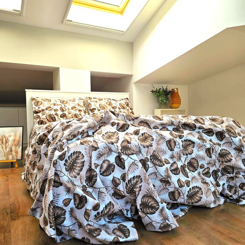 Casa si Gradina - Textile si covoare - Lenjerii de pat - Seturi de lenjerie - Lenjerie de pat 4 piese, 2 persoane, tesatura clasica neteda, 100% bumbac, decor floral - 04 - Infinity.ro