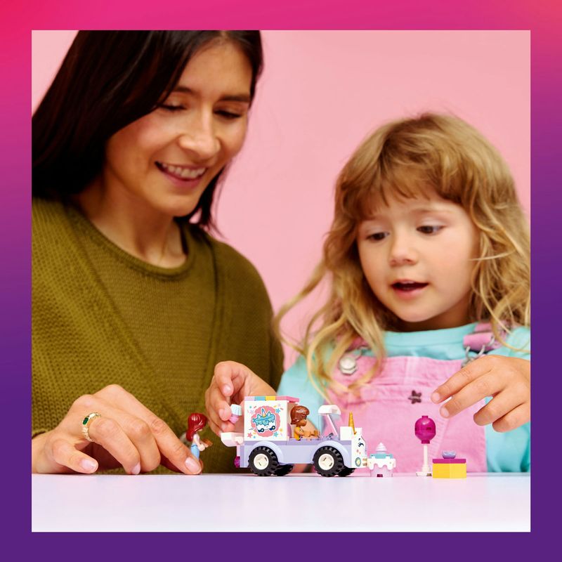 Jucarii, Copii si Bebe - Jucarii si jocuri - Seturi de constructie si cuburi - Seturi de constructie - LEGO Friends Masina Unicorn pentru Livrare de Torturi 42675 - Infinity.ro